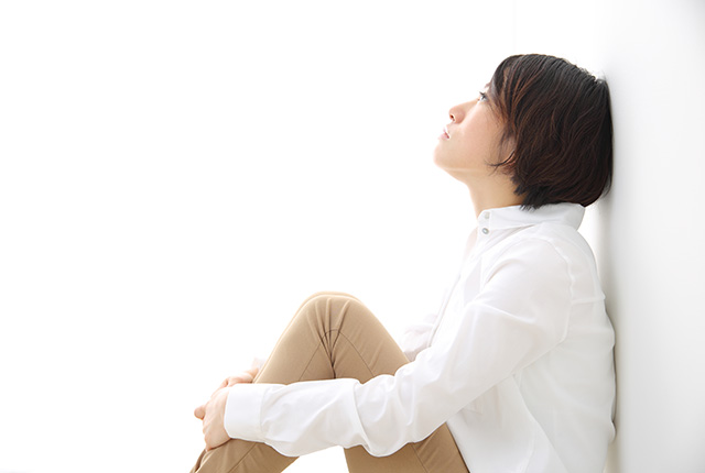 顔を上げる女性